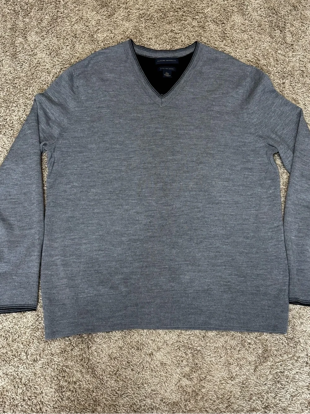 Banana Republic Men's Large Heather Gray V-Neck Sweater 100% merino wool casual